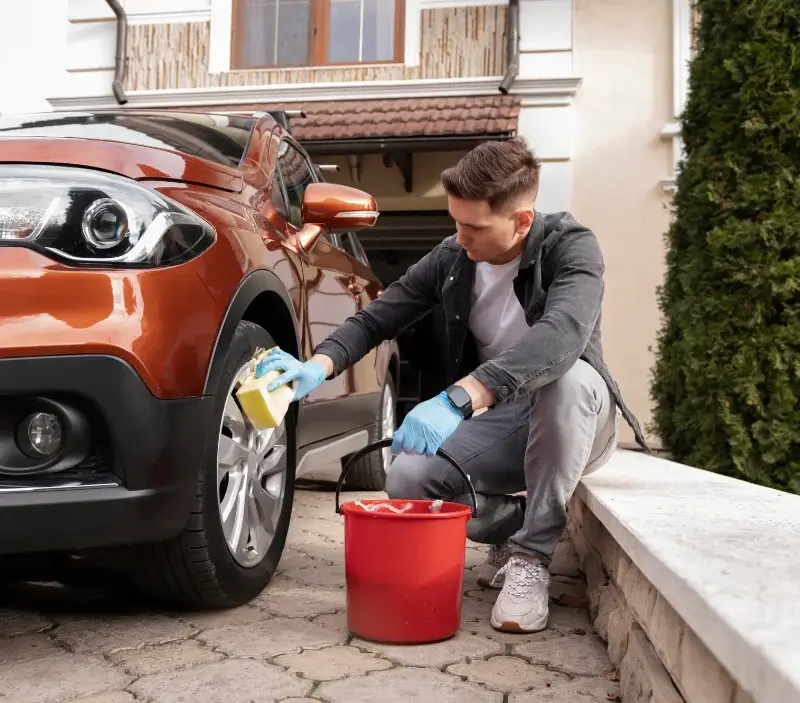 Lavage auto à domicile Boën-sur-Lignon : professionnel intervenant sur un véhicule